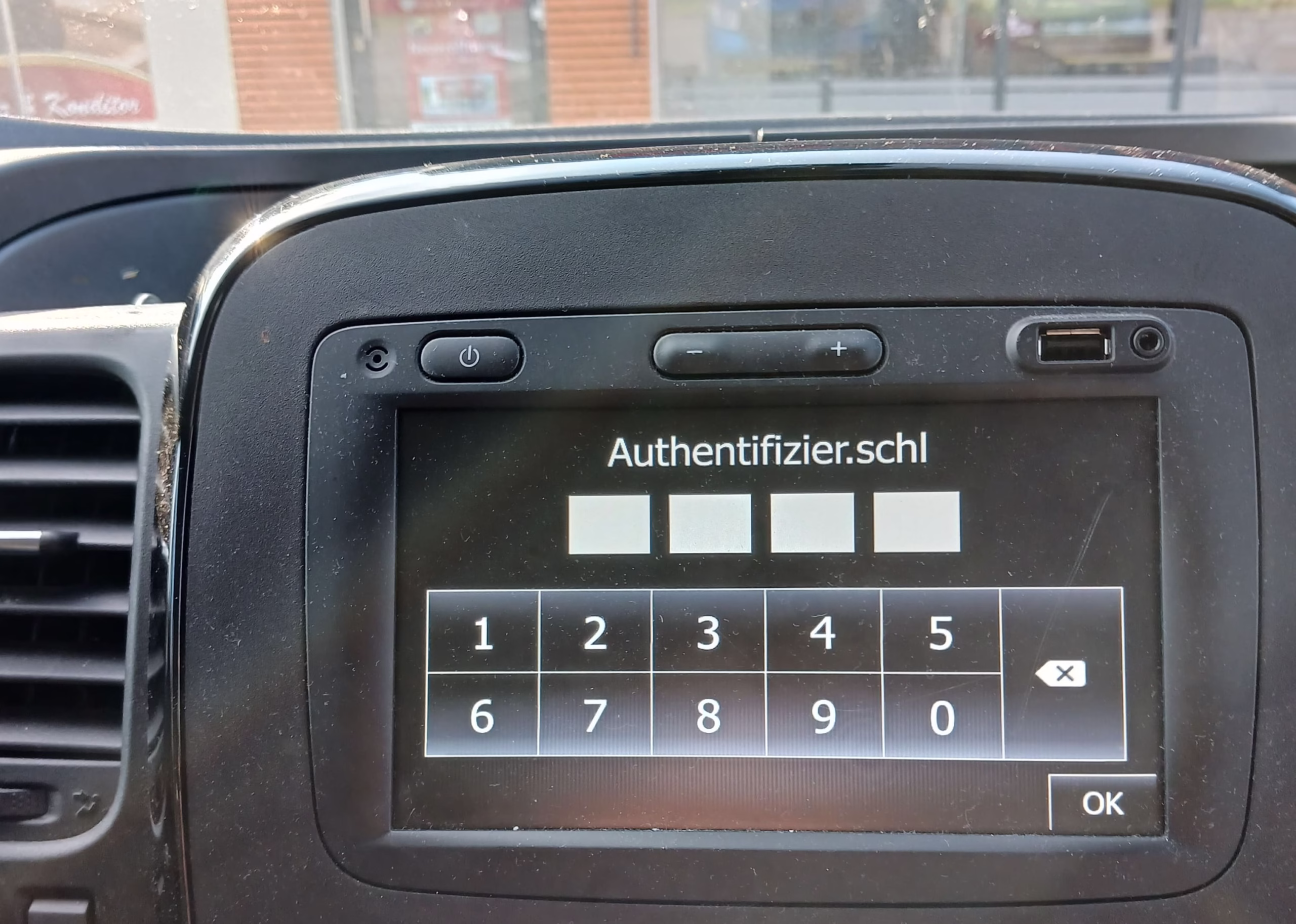 Zufriedener Kunde mit funktionierendem Autoradio