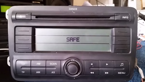 Skoda Fabia radio showing SAFE code error